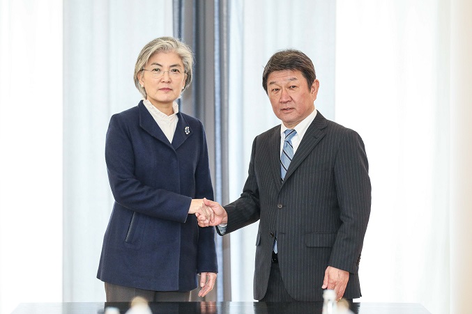 Foreign Minister Kang Kyung-wha (L) shakes hands with her Japanese counterpart, Toshimitsu Motegi, before their talks on the sidelines of an international security forum in Munich, Germany, on Feb. 15, 2020, in this photo provided by Kang's office.