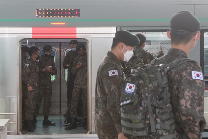 In this file photo, taken on May 8, 2020, soldiers board a train at a station in Paju, north of Seoul. (Yonhap)