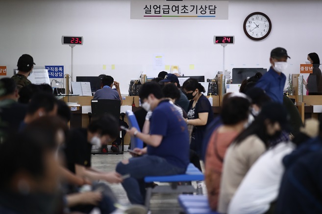 This undated file photo shows unemployed job seekers waiting at a labor ministry office in Seoul to apply for unemployment benefits. (Yonhap)