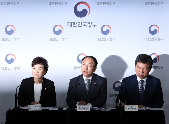 Finance Minister Hong Nam-ki (C), Land Minister Kim Hyun-mee (L) and acting Seoul Mayor Seo Jeong-hyup announce the government's latest home supply plan at the government complex in Seoul on Aug. 4, 2020. (Yonhap)