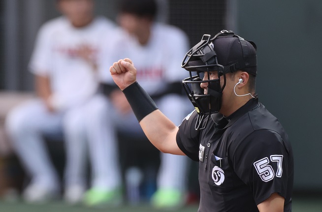 The home plate umpire calls a strike, aided by so-called robot umpires, during the Futures League game between the Hanwha Eagles and LG Twins at LG Champions Park in Icheon, southeast of Seoul, on Aug. 4, 2020. (Yonhap)