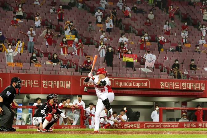 In this file photo from Aug. 6, 2020, fans watch a Korea Baseball Organization regular season game between the home team Kia Tigers and the LG Twins at Gwangju-Kia Champions Field in Gwangju, 330 kilometers south of Seoul. (Yonhap)
