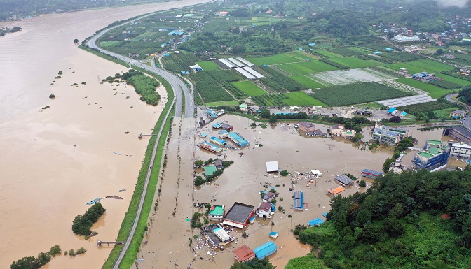 A village in Hadong, South Gyeongsang Province, is submerged by overflow from the Seomjin River on Aug. 8, 2020, due to two days of torrential rain. (Yonhap) 