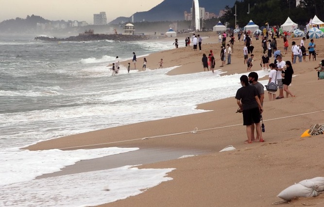 Gyeongpo Beach Cleaned Up After Banning ‘Fried Chicken and Beer’