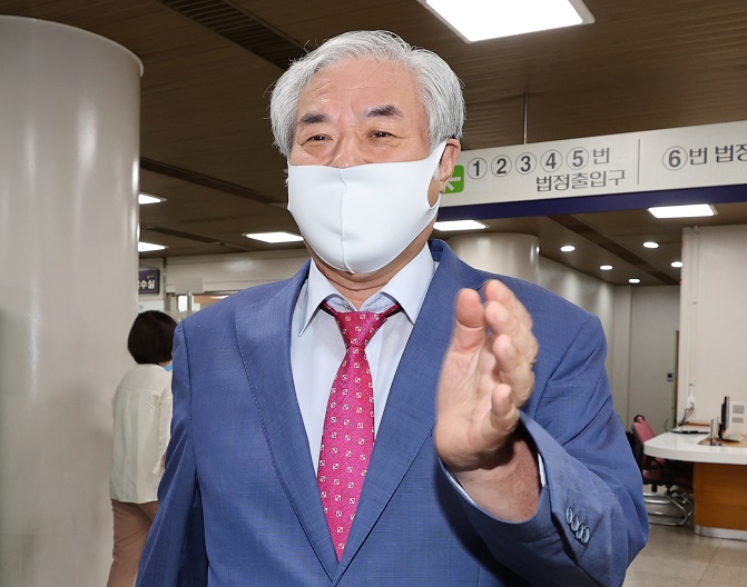 Jun Kwang-hoon, a conservative pastor who has led anti-government rallies in central Seoul, including one on Liberation Day, attends a court hearing at the Seoul Central District Court in southern Seoul on Aug. 11, 2020. (Yonhap)