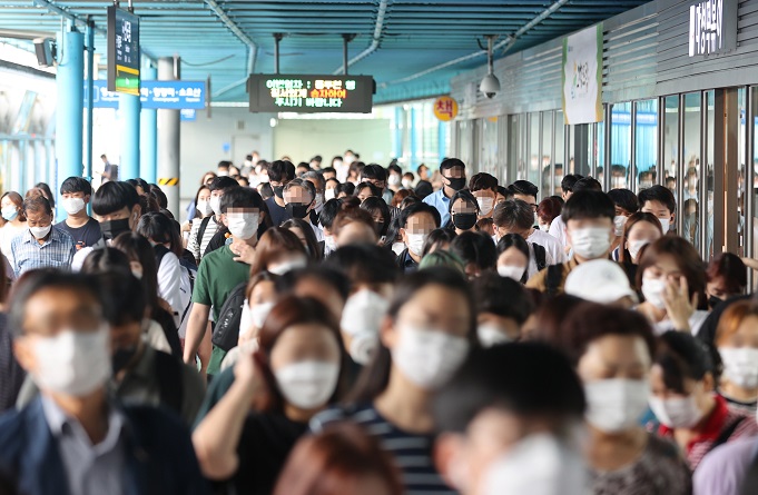 Morning commuters wearing masks crowd the platform at the Sindorim subway station in Seoul on Aug. 18, 2020. (Yonhap)