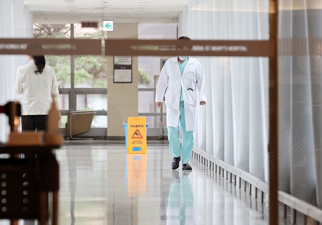 A doctor walks through a hallway at Seoul St. Mary's Hospital on Aug. 21, 2020, as trainee doctors start a walkout to protest the government's medical sector reform measures. (Yonhap)