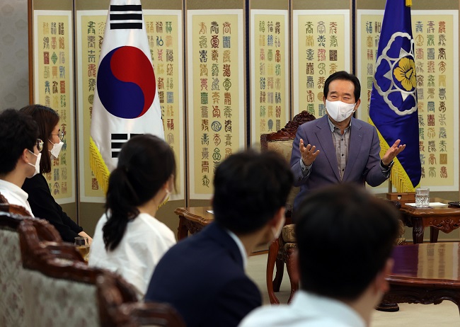 Prime Minister Chung Sye-kyun (R) talks with representatives from the Korean Intern and Resident Association at the government office complex in Seoul on Aug. 23, 2020. (Yonhap)