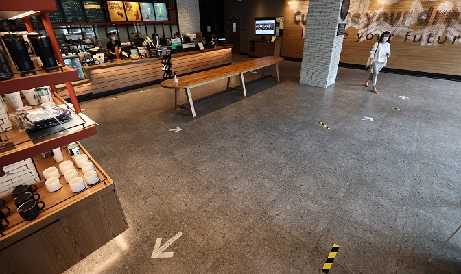 This photo taken on Aug. 31, 2020, shows a coffee franchise outlet in Seoul with tables and seats taken away in line with the government's stricter social distancing guidelines. (Yonhap)