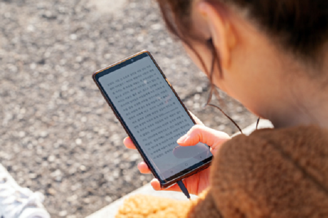 Coronavirus Pandemic Boosts Popularity of E-book Readers