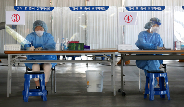 Medical staff members get ready to carry out new coronavirus tests at a makeshift clinic in the southern city of Gwangju on Sept. 28, 2020. (Yonhap)