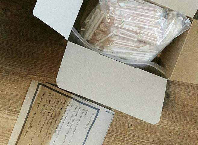 This image, captured from the Instagram account @klarblau_daily, shows a bundle of unused straws and a hand-written letter sent to a dairy company in February 2020.