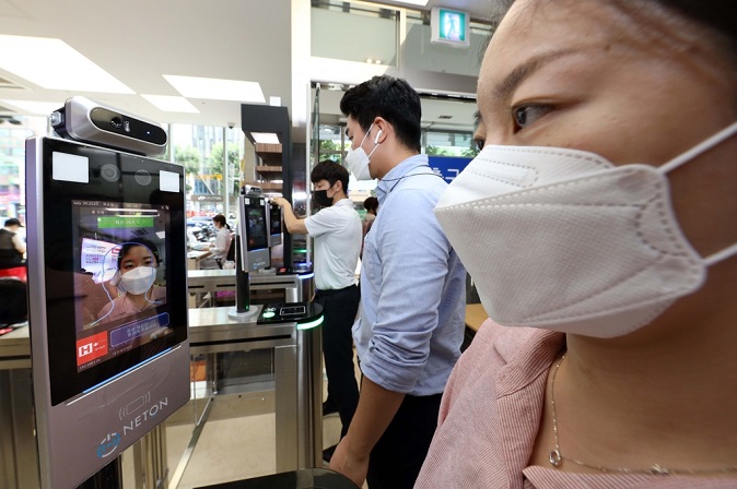 5G Quarantine Robot Introduced to Detect Improper Mask Wearers