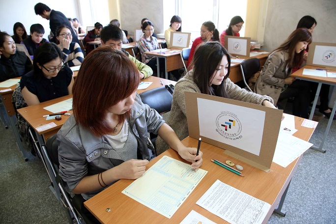 This file photo shows Kazakhstan applicants taking a Korean language proficiency test at the Korean Language Education Center in Almaty, Kazakhstan, on April 21, 2013. (Yonhap)