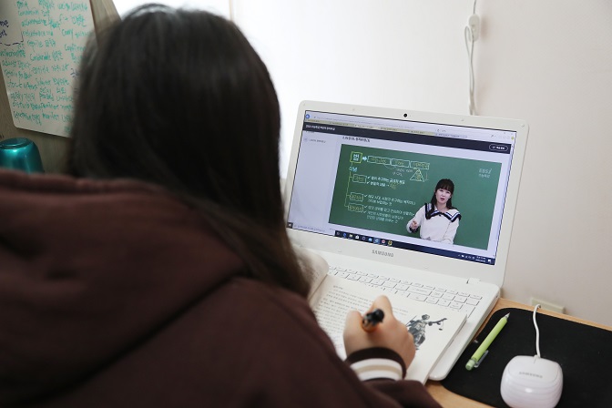 This photo, taken April 9, 2020, shows a high school student taking online classes at her home in Goyang, west of Seoul. (Yonhap)