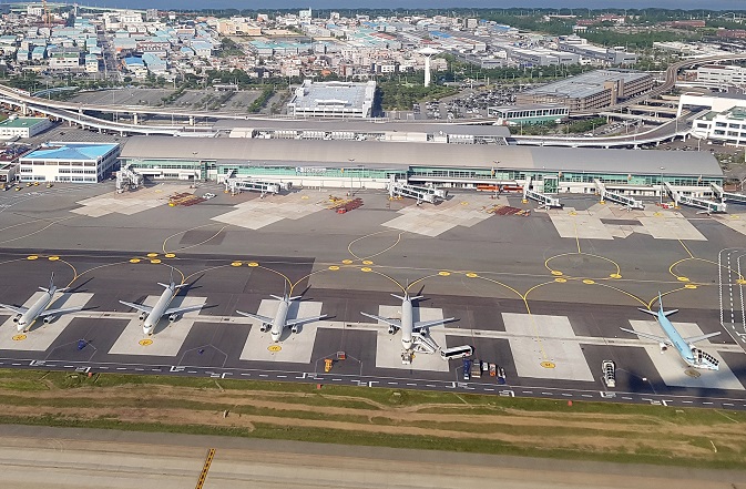 This file photo shows planes parked at Incheon International Airport, west of Seoul. (Yonhap)