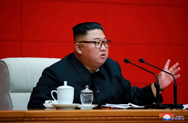 North Korean leader Kim Jong-un presides over a politburo meeting of the Workers' Party's Central Committee on issues involving flood damage and the coronavirus in Pyongyang on Aug. 13, 2020. (Yonhap)
