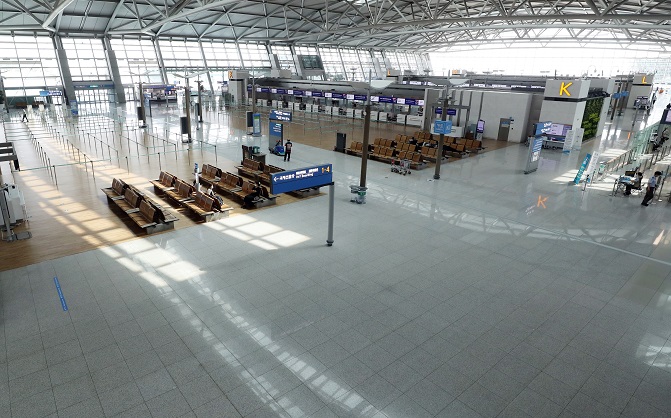 An international departure terminal of Incheon International Airport is relatively empty in this photo taken Aug. 16, 2020. (Yonhap)