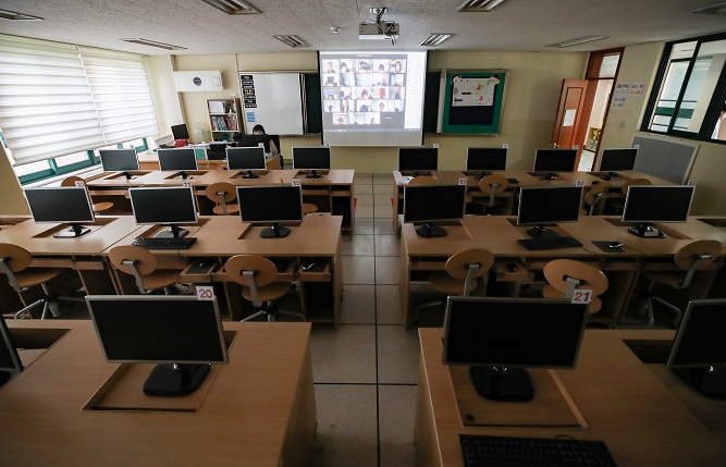 A remote class is under way at an elementary school in Seoul on Aug. 26, 2020. (Yonhap)
