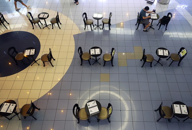 This photo, taken on Aug. 26, 2020, shows tables and chairs at a cinema in Seoul following the country's social distancing measures to curb the spread of the novel coronavirus. (Yonhap)
