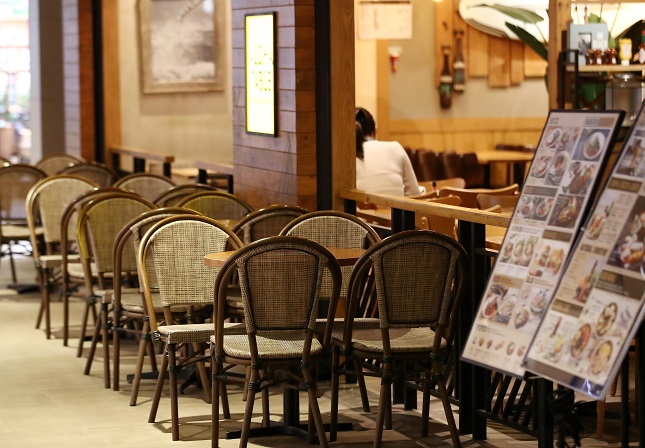 A restaurant in Seoul is almost empty during lunch time on Aug. 31, 2020. (Yonhap)