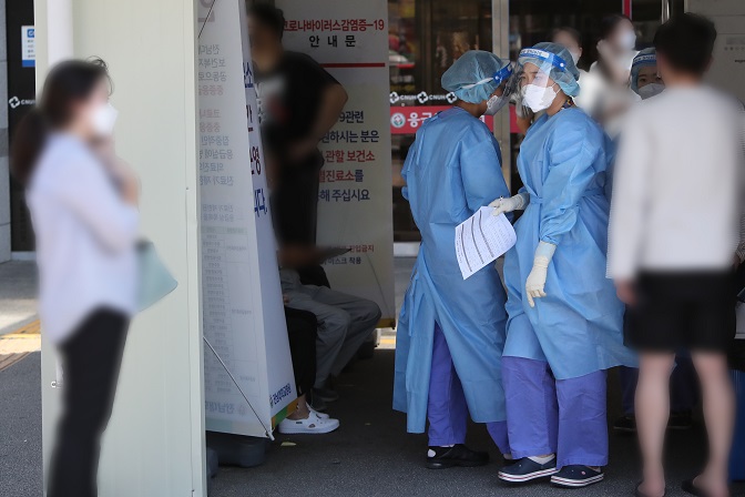 Medical staffers work at a makeshift clinic in Gwangju, 320 kilometers south of Seoul, on Sept. 4, 2020. (Yonhap)