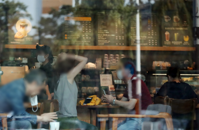 Debate Sparks over Limit of Acceptable Behavior at Cafes