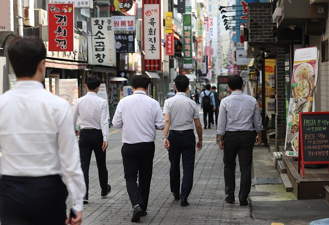 This photo, from Sept. 14, 2020, shows office workers out for lunch in the central Seoul ward of Jongno. (Yonhap)