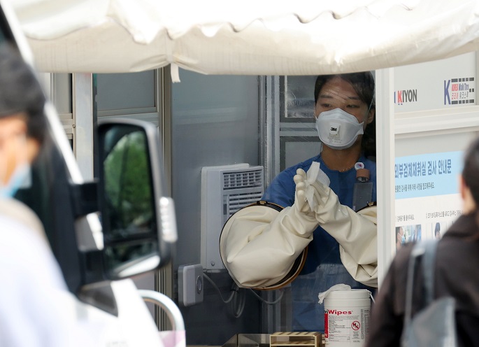 A medical worker carries out new coronavirus tests at a makeshift clinic in central Seoul on Sept. 15, 2020. (Yonhap)