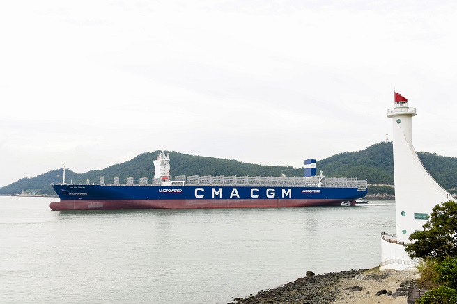 The world's first LNG-powered container ship built by Hyundai Samho Heavy Industries Co. is afloat off the southwestern city of Mokpo, South Korea, on Sept. 15, 2020, ahead of its delivery to Singapore's Eastern Pacific Shipping. (Yonhap)