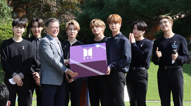 South Korean President Moon Jae-in (3rd from L) poses holding the "Year 2039 Gift" box with K-pop group BTS at the inaugural Youth Day ceremony at Nokjiwon, a verdant garden inside the presidential compound Cheong Wa Dae, in Seoul on Sept. 19, 2020. (Yonhap)