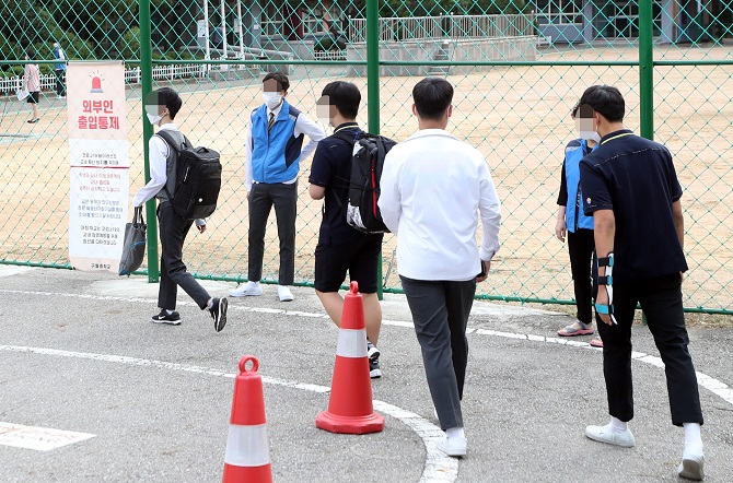 Students head to a middle school located in Incheon, just west of Seoul, on Sept. 21, 2020. Students in Seoul and its surrounding areas returned to school for in-person learning on the day as new coronavirus cases have declined recently. (Yonhap)