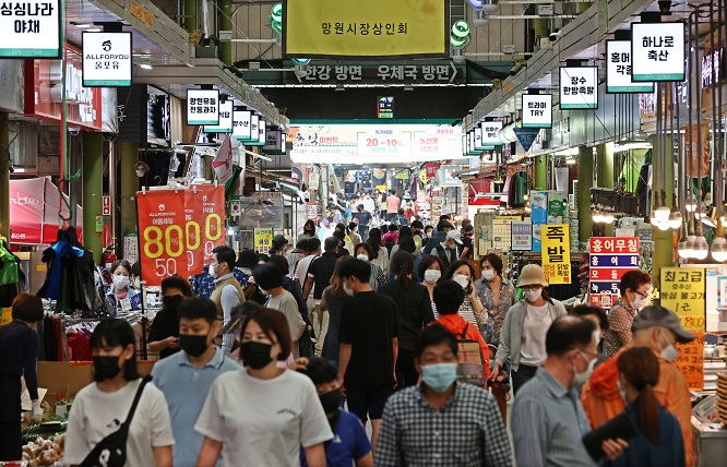 Citizens wearing protective masks shop for groceries at a marketplace in western Seoul on Sept. 21, 2020. (Yonhap) 