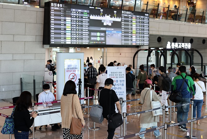 Gimpo International Airport in western Seoul is crowded with travelers on Sept. 27, 2020, ahead of the Chuseok holiday, set to begin Sept. 30. (Yonhap)