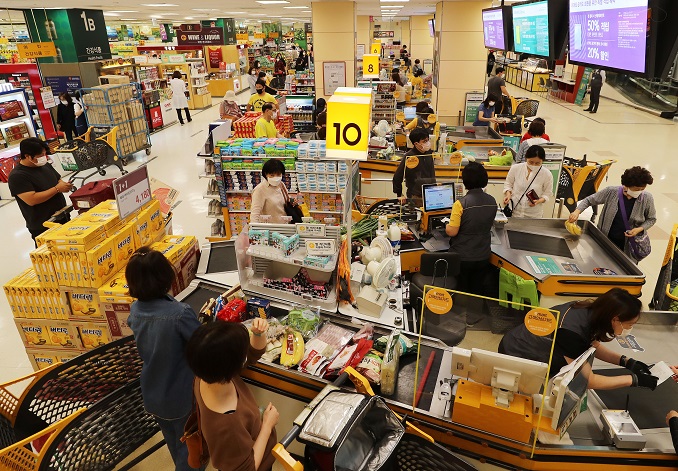 Customers shop for groceries at a supermarket located in Seoul on Sept. 28, 2020. (Yonhap)