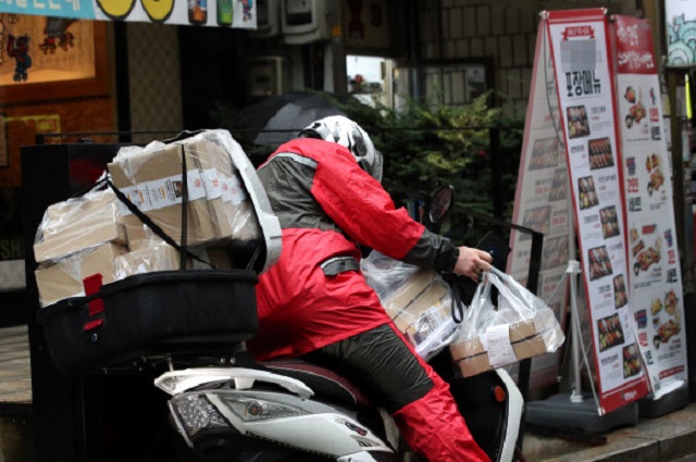 A deliveryman is ready to depart from a restaurant in Seoul for the delivery of lunch boxes to office workers on Sept. 2, 2020. (Yonhap)