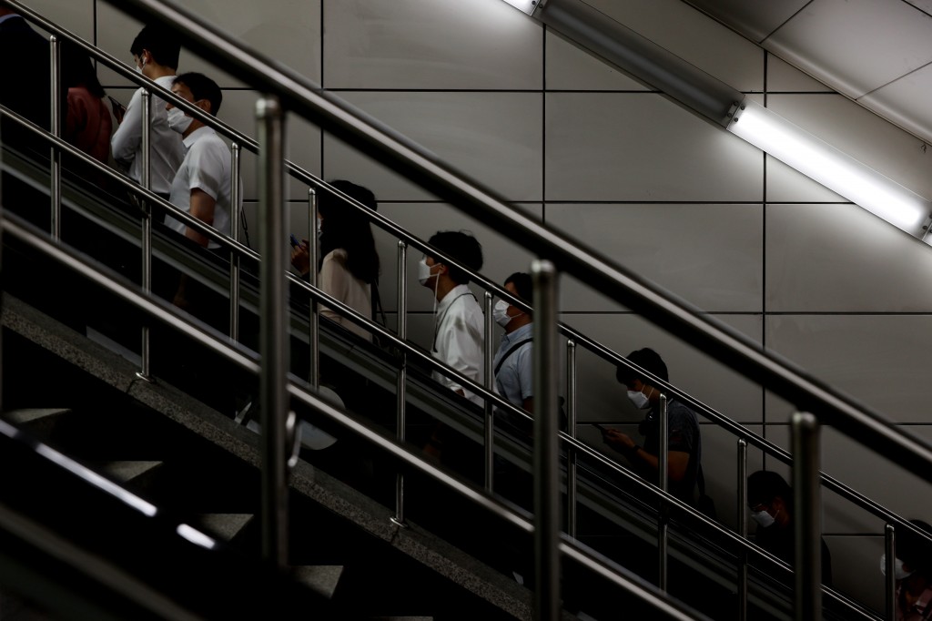 People wearing face masks ride an escalator at a subway station in Seoul on Sept. 1, 2020, amid the continued spread of the novel coronavirus. The government reported 235 new cases of the virus the same day. (Yonhap)