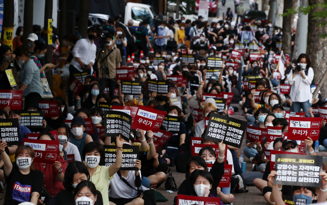 People protest against a court decision not to extradite Son Jong-woo to the United States in July 10, 2020. (Yonhap)