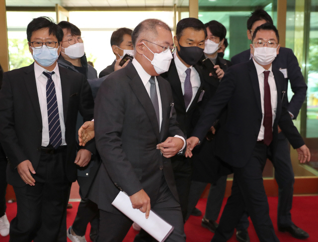 Chung Euisun arrives at the government complex in Seoul on Oct. 15, 2020, to attend a meeting of the hydrogen economy committee, the first official schedule as the new Hyundai Motor Group leader. (Yonhap)