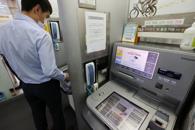 ATMs in 5-year Decline as Mobile Banking Takes Root
