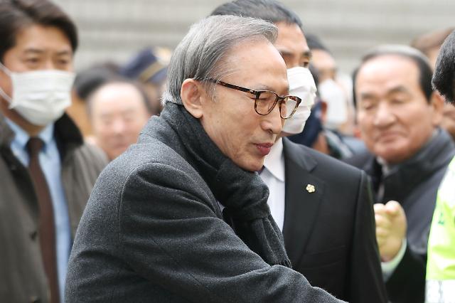 The file photo, taken Feb. 19, 2020, shows former South Korean President Lee Myung-bak greeting his supporters before attending his trial at the Seoul High Court. (Yonhap)