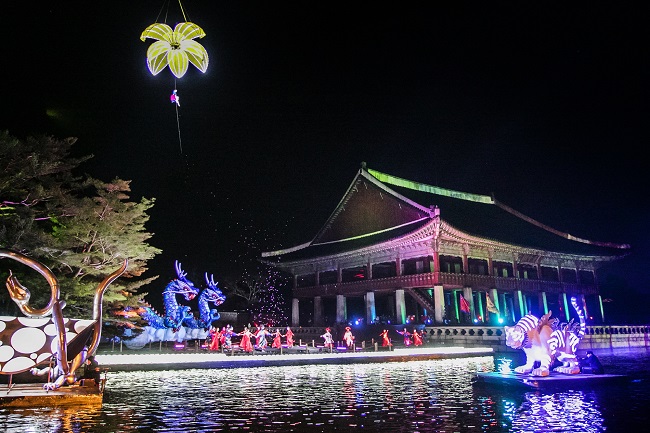 This photo, provided by the Cultural Heritage Administration, shows the royal palace festival taking place at Gyeongbok Palace in central Seoul in 2019.