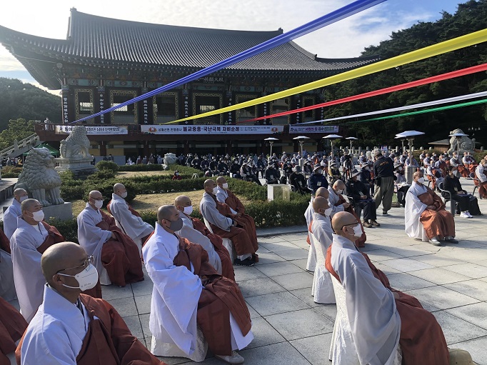 Buddhist monks wearing face masks march at an event in Daegu on Oct. 7, 2020. (Yonhap)