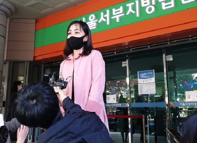 Kang Min-seo, the operator of a website that discloses the information of parents who fail to provide child support, speaks to the press after she was acquitted of defamation charges against a parent in front of the Seoul Western District Court on Oct. 29, 2020. (Yonhap)