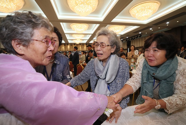 Ryang Cha-ok (L), 82, of North Korea meets with her South Korean sisters at a hotel at North Korea's Kumgang Mountain resort on the east coast as part of inter-Korean family reunions on Aug. 24, 2018. The inter-Korean reunion of families separated by the 1950-53 Korean War was the first of its kind in nearly three years. (Pool photo) (Yonhap)