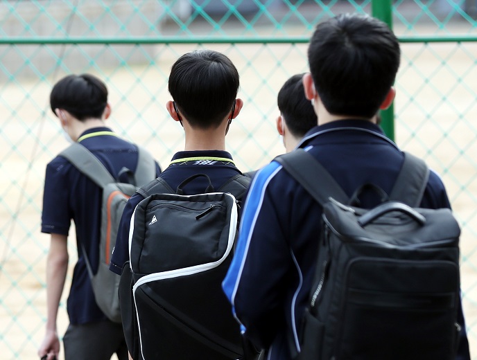 This photo taken on Sept. 21, 2020, shows students wearing face masks at a middle school in Incheon, west of Seoul. (Yonhap)