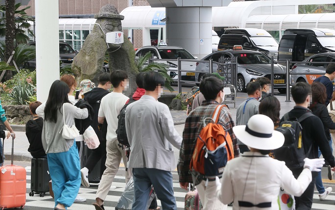 Jeju International Airport is crowded with inbound travelers on the traditional Chuseok autumn harvest holiday on Oct. 2, 2020. (Yonhap)