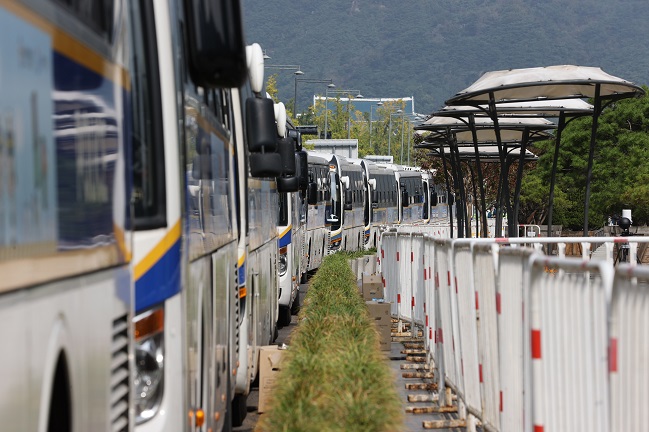‘Wall of Buses’ Stirs Up Debate over How Far Police Can Go to Stop Rallies amid Pandemic
