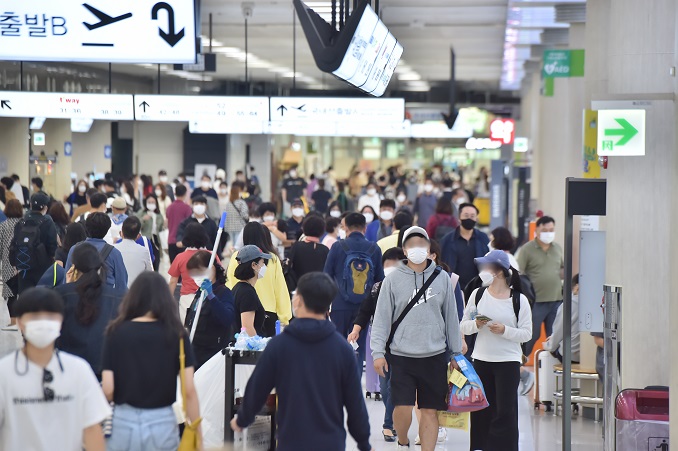 Travelers head to the departure hall of Jeju International Airport on the southern resort island of Jeju on Oct. 4, 2020. (Yonhap)