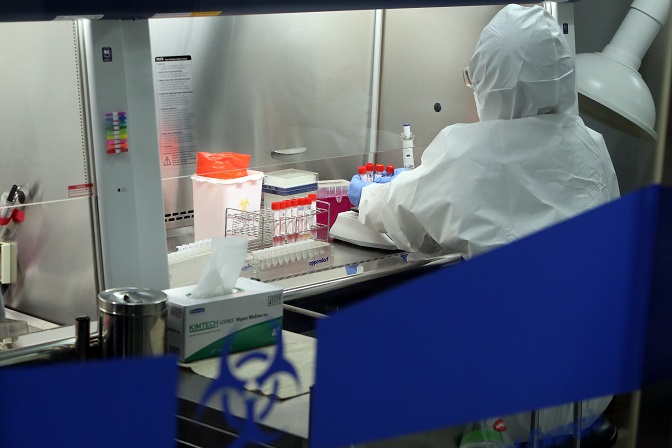A medical worker carries out research on the new coronavirus at a test lab in Gwangju, 330 kilometers south of Seoul, on Oct. 4, 2020. (Yonhap)